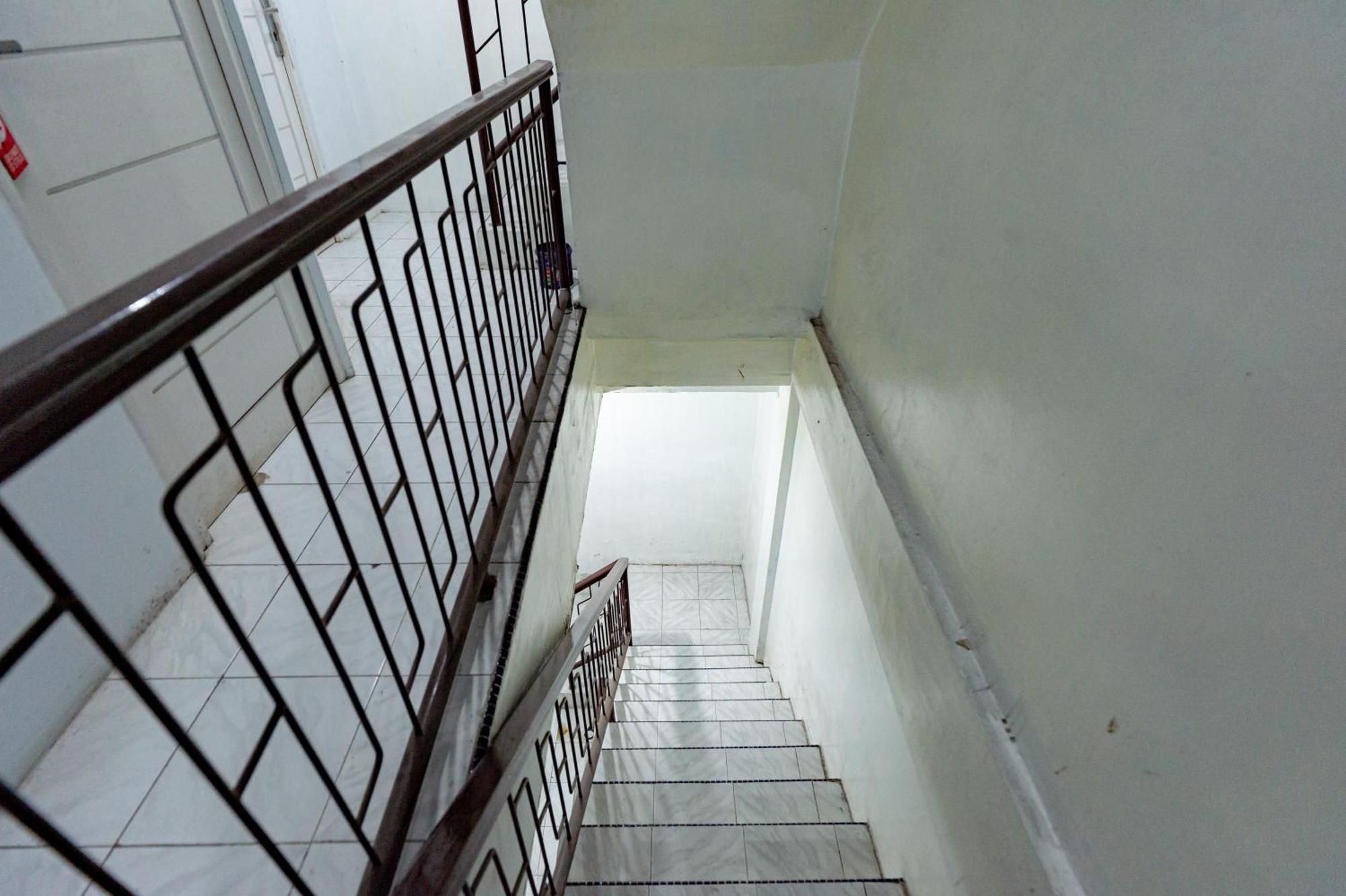 Отель Reddoorz Near Rsud Dr Pringadi Medan 3 Экстерьер фото