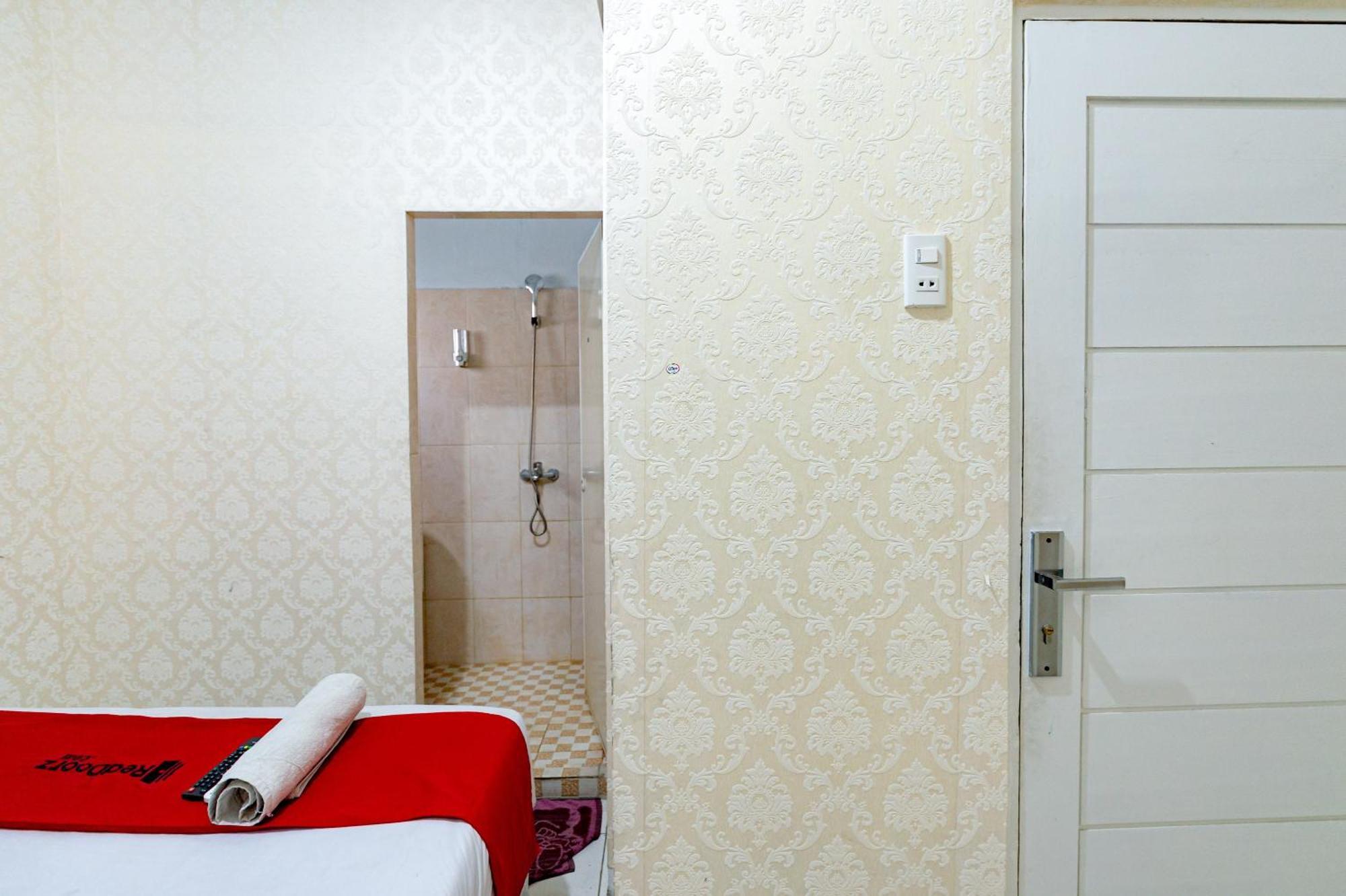 Отель Reddoorz Near Rsud Dr Pringadi Medan 3 Экстерьер фото