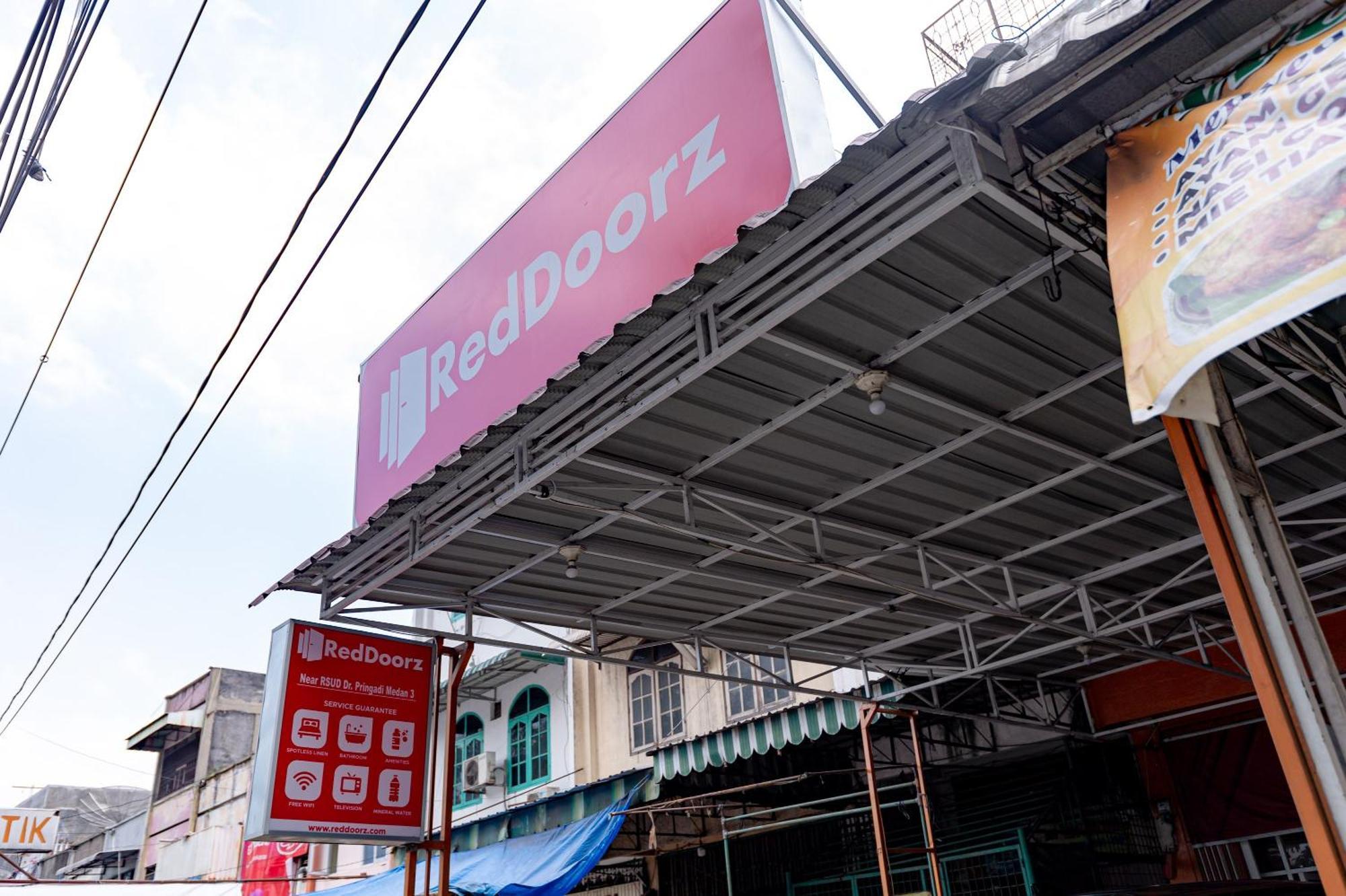 Отель Reddoorz Near Rsud Dr Pringadi Medan 3 Экстерьер фото