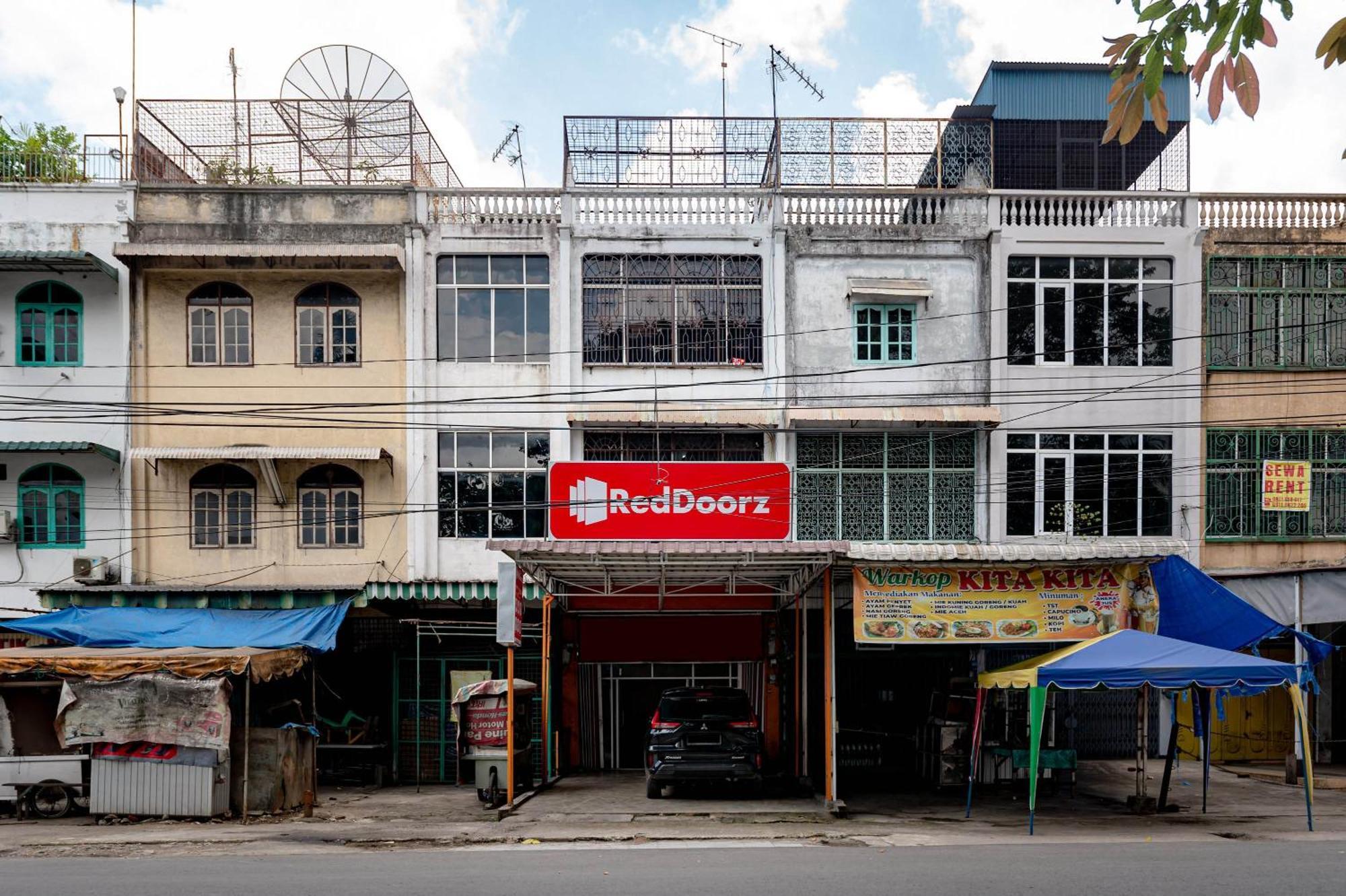 Отель Reddoorz Near Rsud Dr Pringadi Medan 3 Экстерьер фото